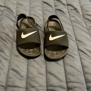Toddler Nike slides size 8